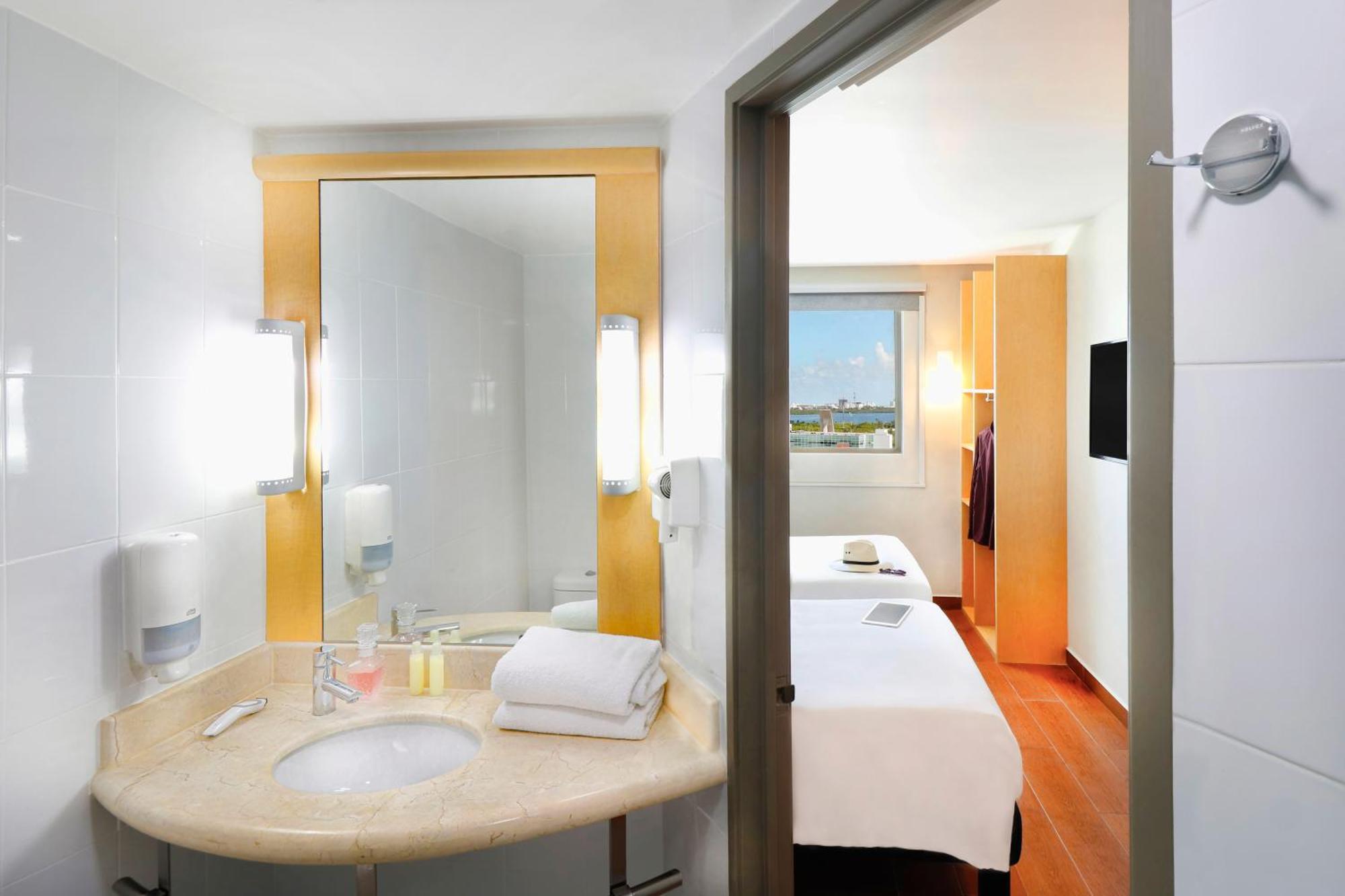 Ibis Cancun Centro Экстерьер фото